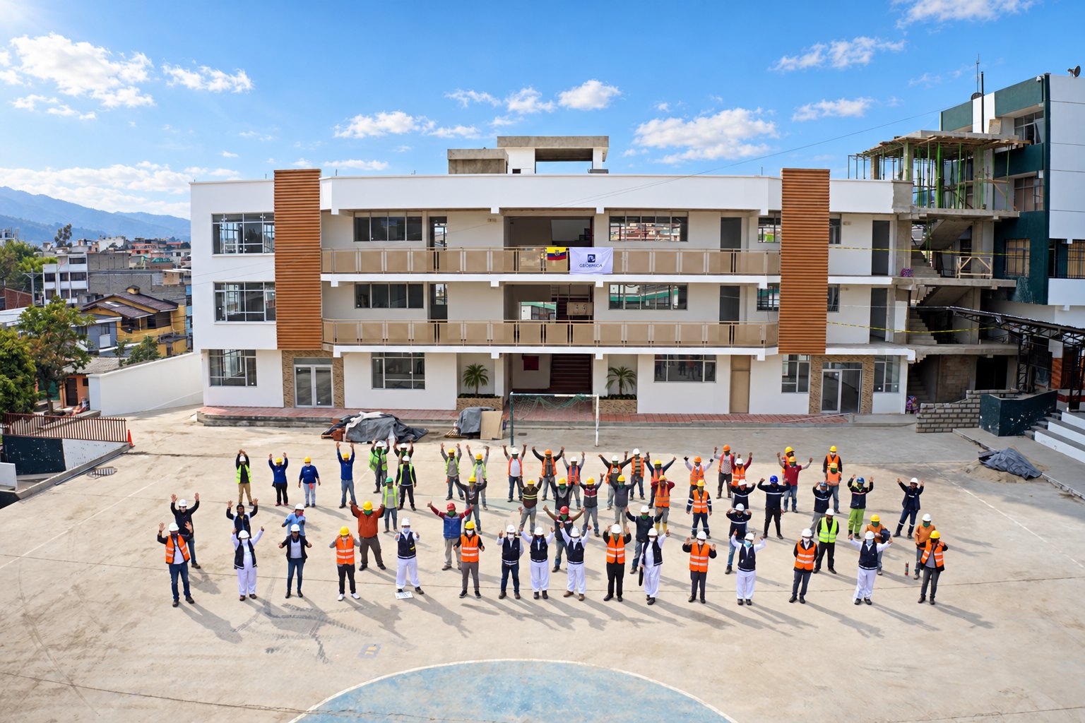 El equipo de obra frente a un edificio en construcción, con las montañas de Quito al fondo