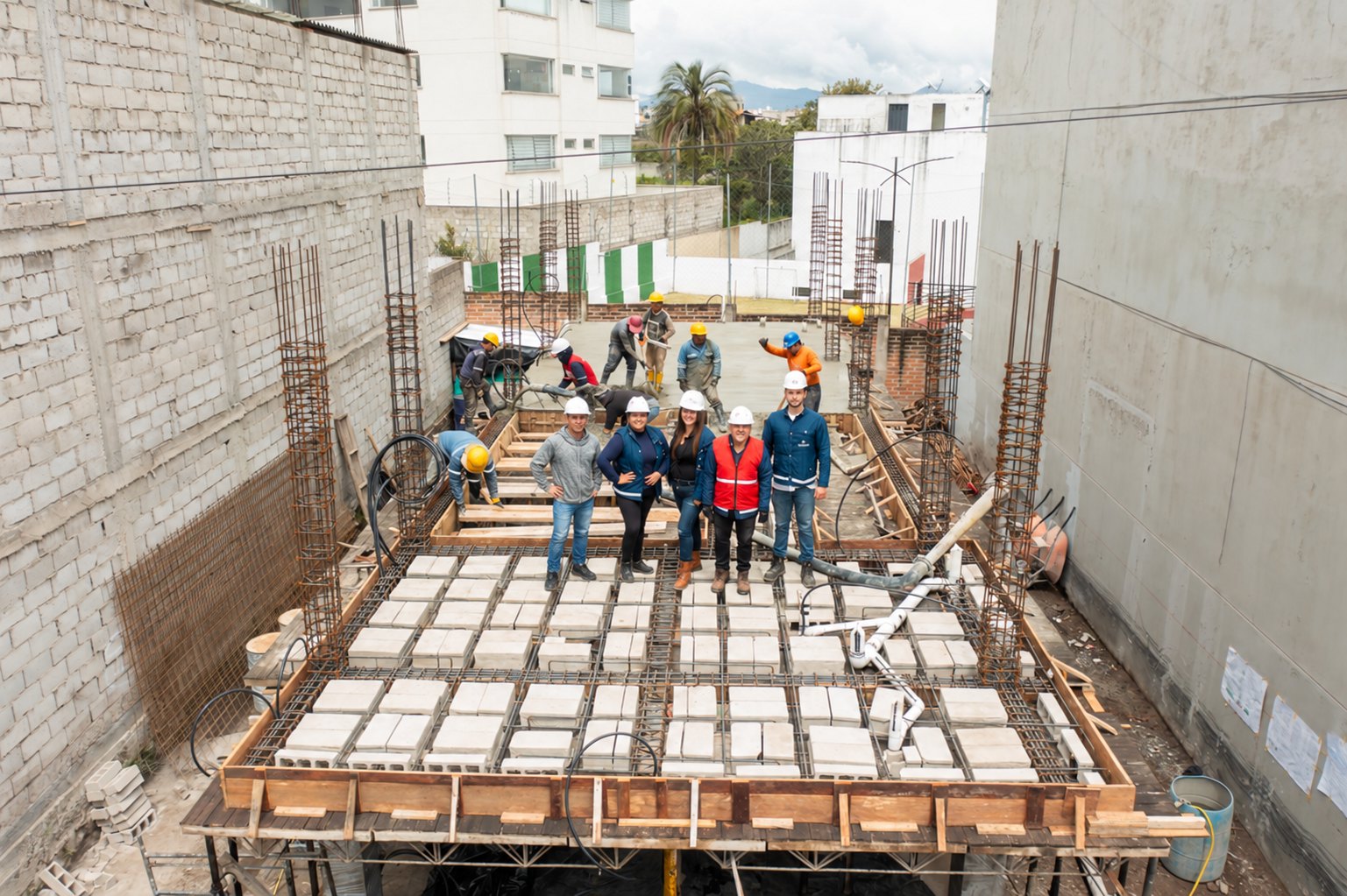 Vista aérea del equipo sobre una losa en construcción