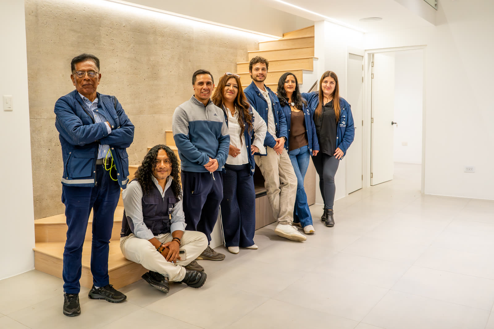 El equipo de Corporación Cartográfica en la casa terminada